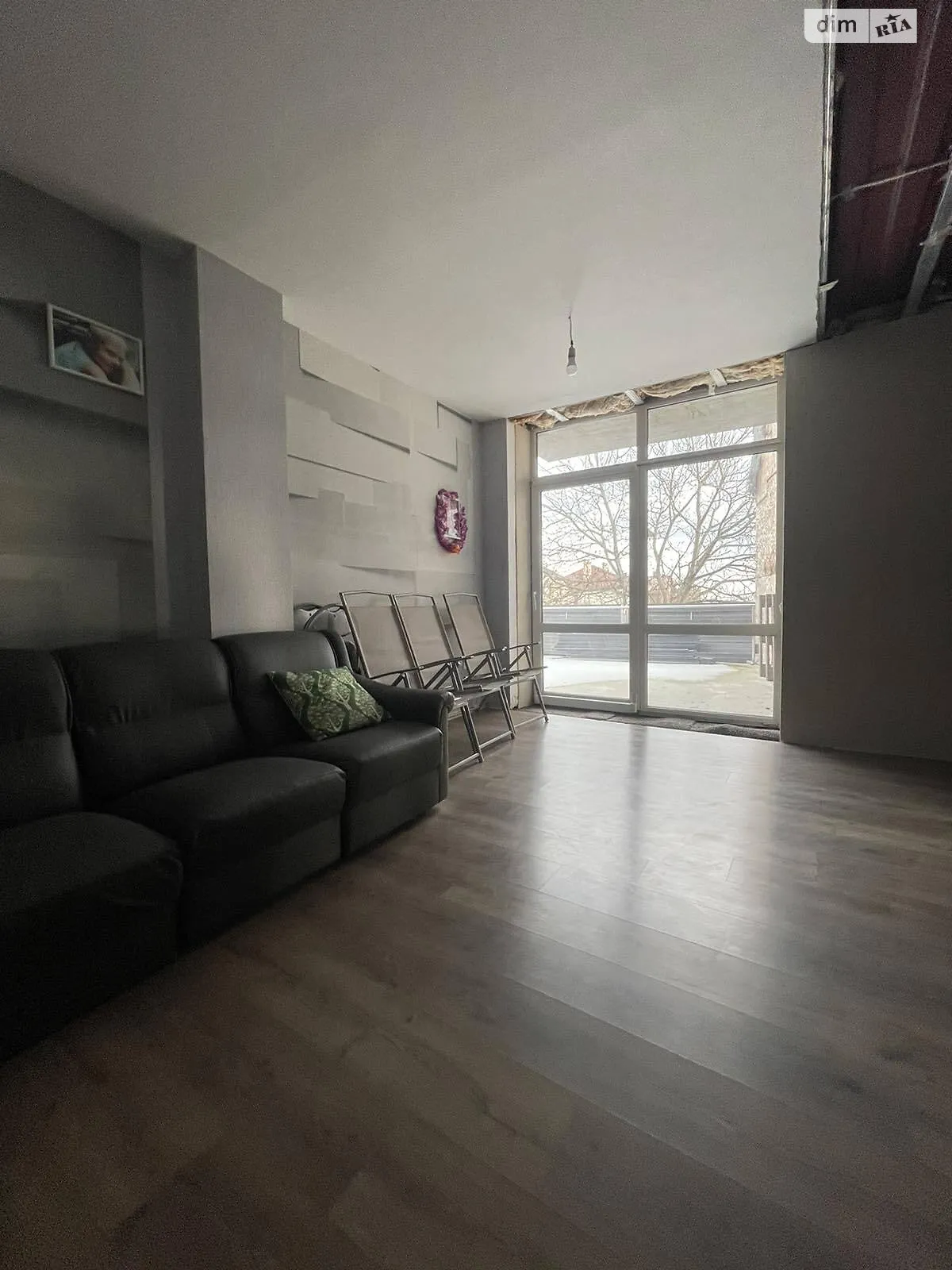 Продается дом на 2 этажа 248 кв. м с садом, цена: 750 € - фото 1