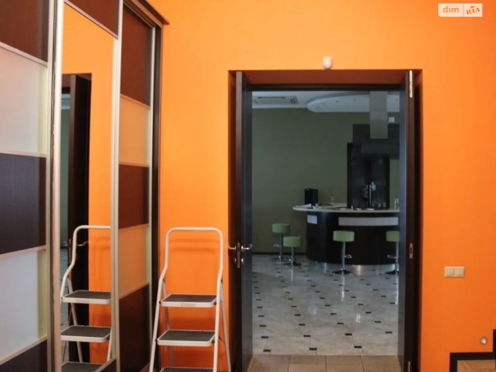 Сдается в аренду дом на 3 этажа 600 кв. м с бассейном, цена: 2500 $ - фото 1
