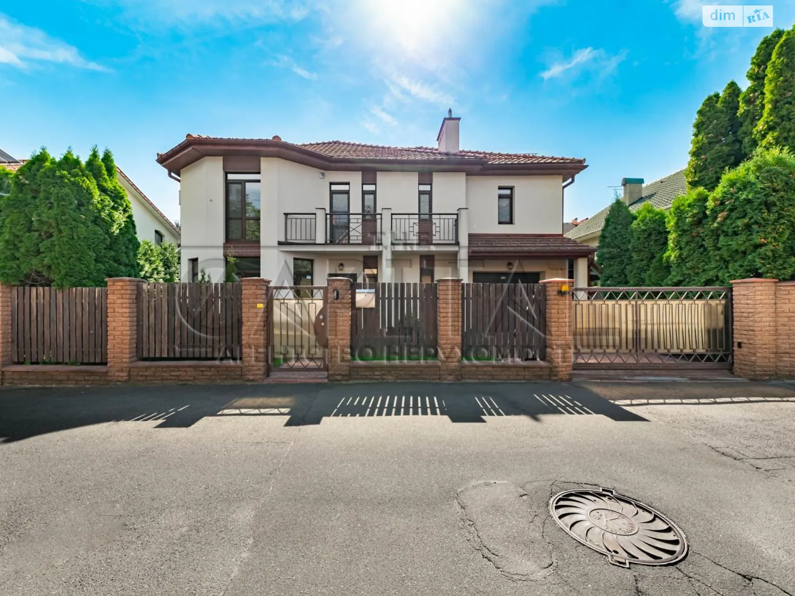 Сдается в аренду дом на 2 этажа 230 кв. м с балконом, цена: 3500 $ - фото 1