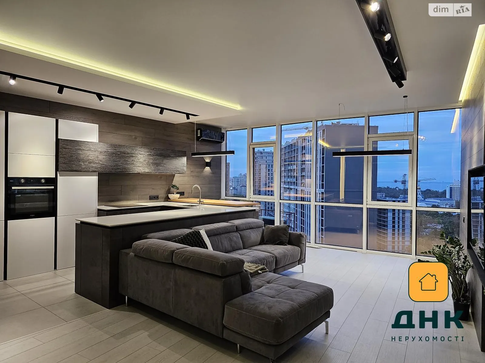 Продается 3-комнатная квартира 108 кв. м в Одессе, ул. Генуэзская, 3А - фото 1