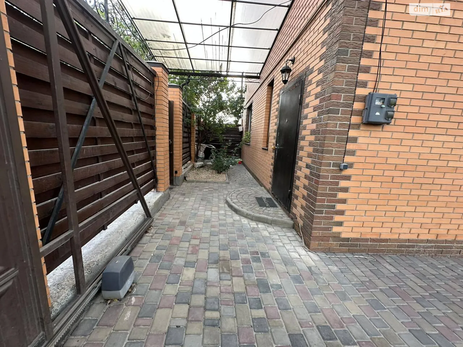 Продается дом на 2 этажа 250 кв. м с камином, цена: 239990 $ - фото 1