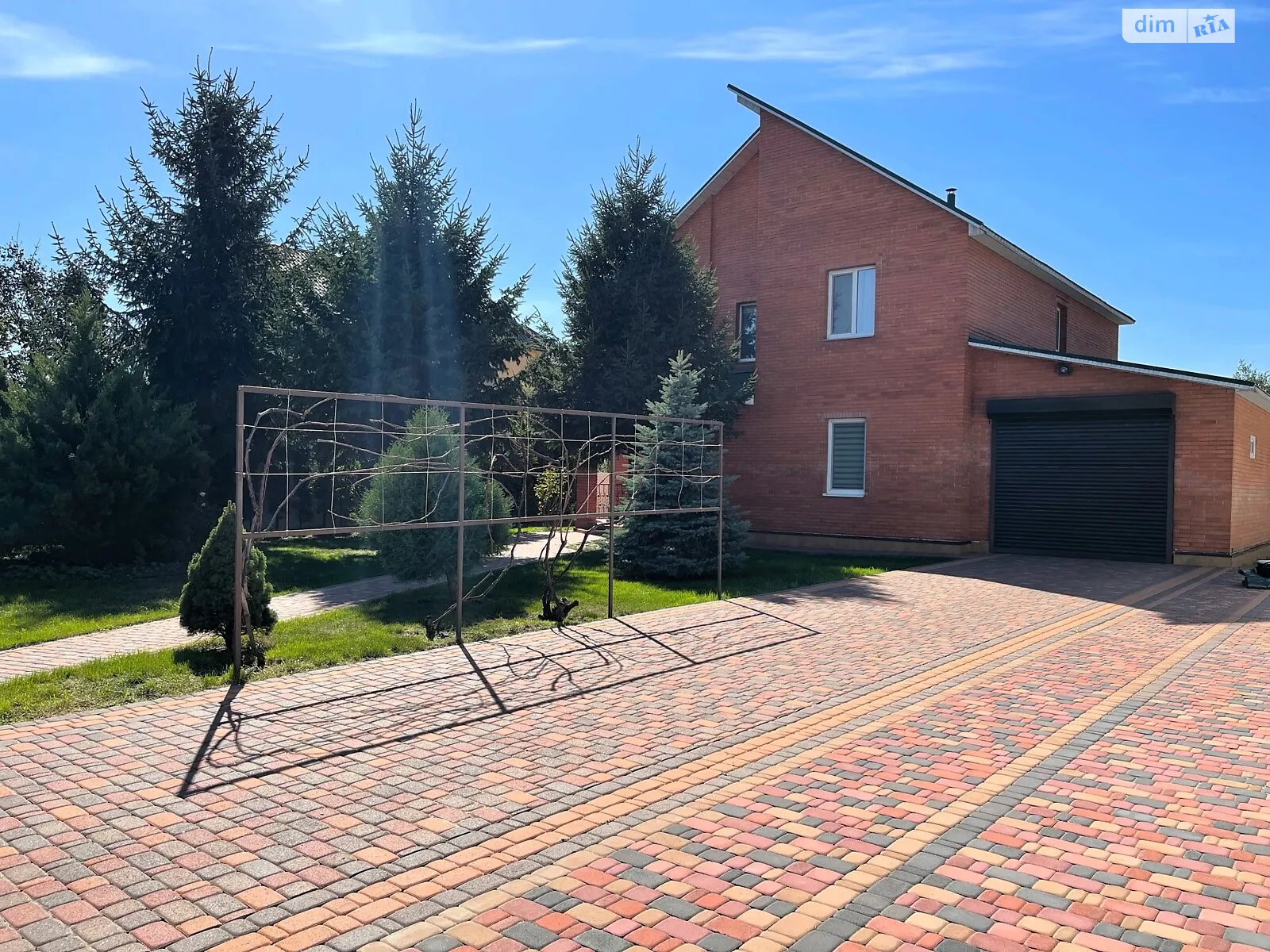 Продается дом на 2 этажа 315 кв. м с садом, цена: 300000 $ - фото 1