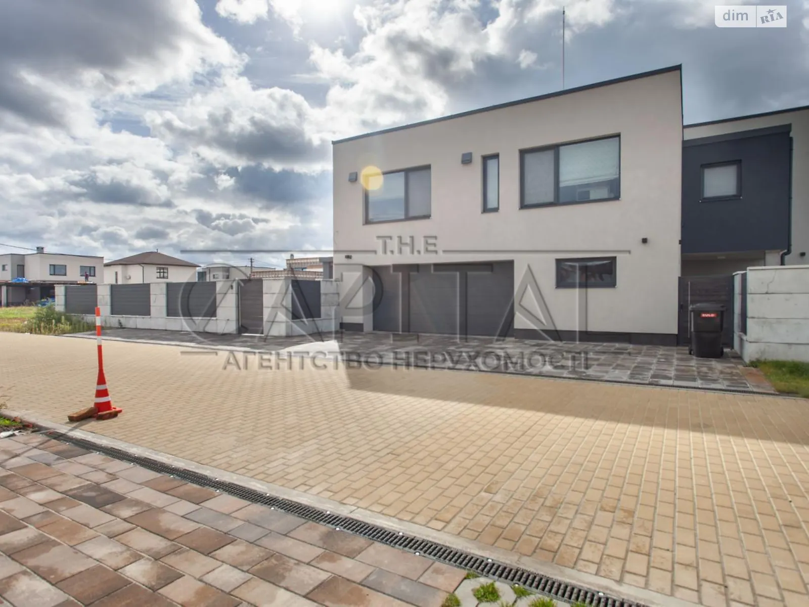 Продається будинок 2 поверховий 324.8 кв. м з гаражем, цена: 460000 € - фото 1