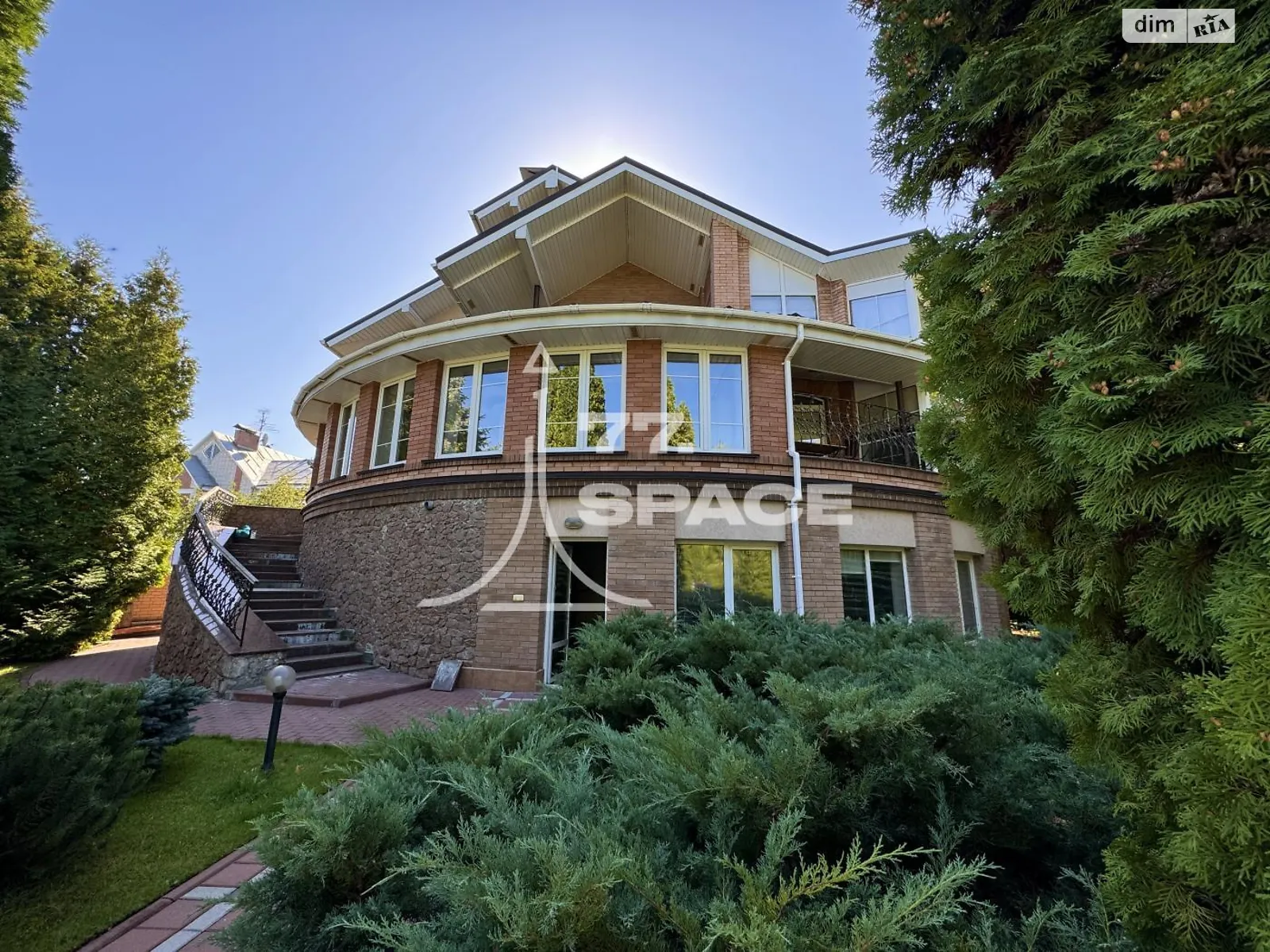 Сдается в аренду дом на 3 этажа 700 кв. м с садом, цена: 4000 $ - фото 1