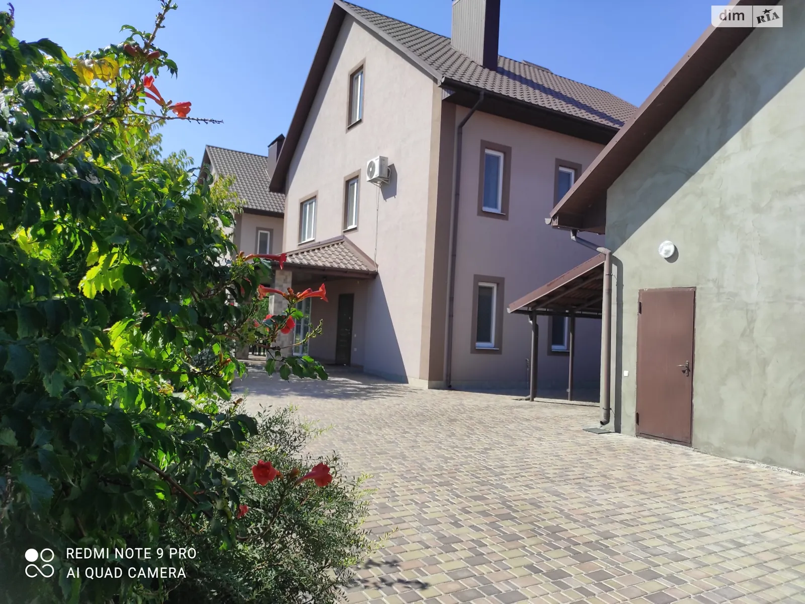 Продается дом на 3 этажа 240 кв. м с бассейном, цена: 690000 $ - фото 1