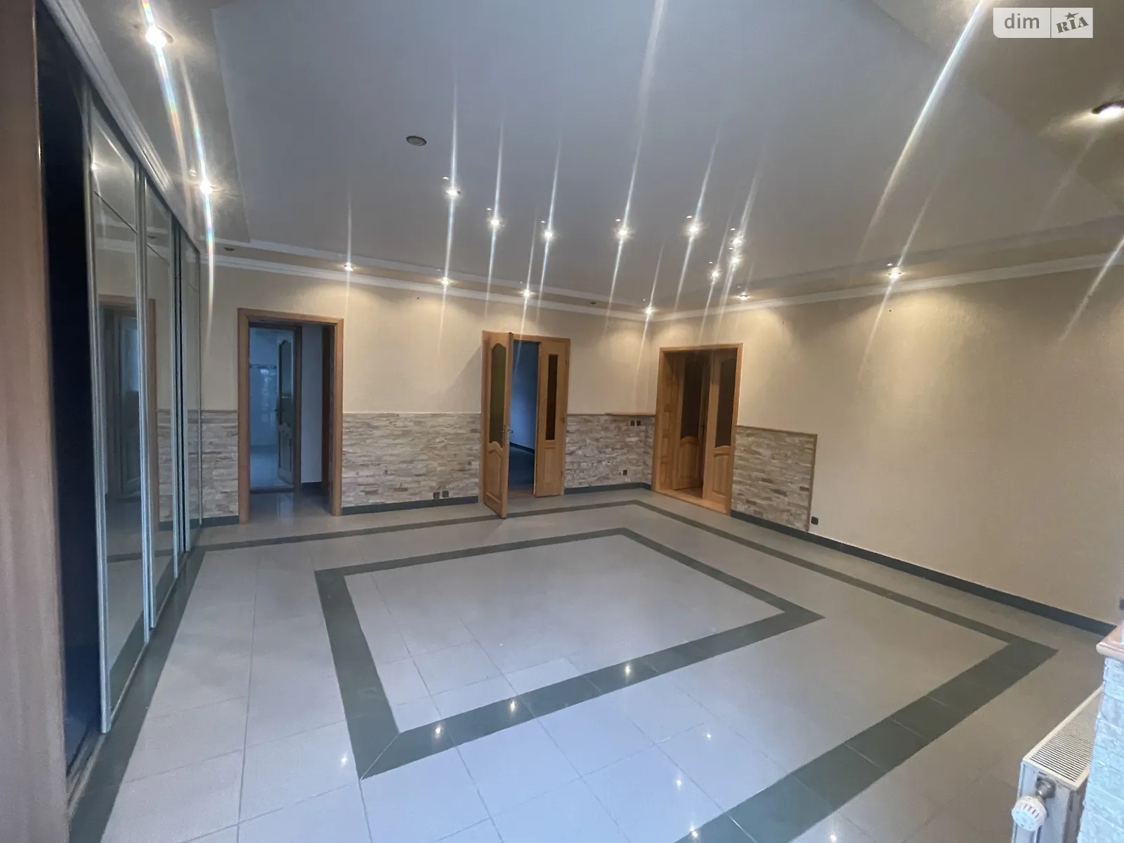 Продається 4-кімнатна квартира 211.2 кв. м у Ужгороді, вул. Капушанська(Перемоги) - фото 1