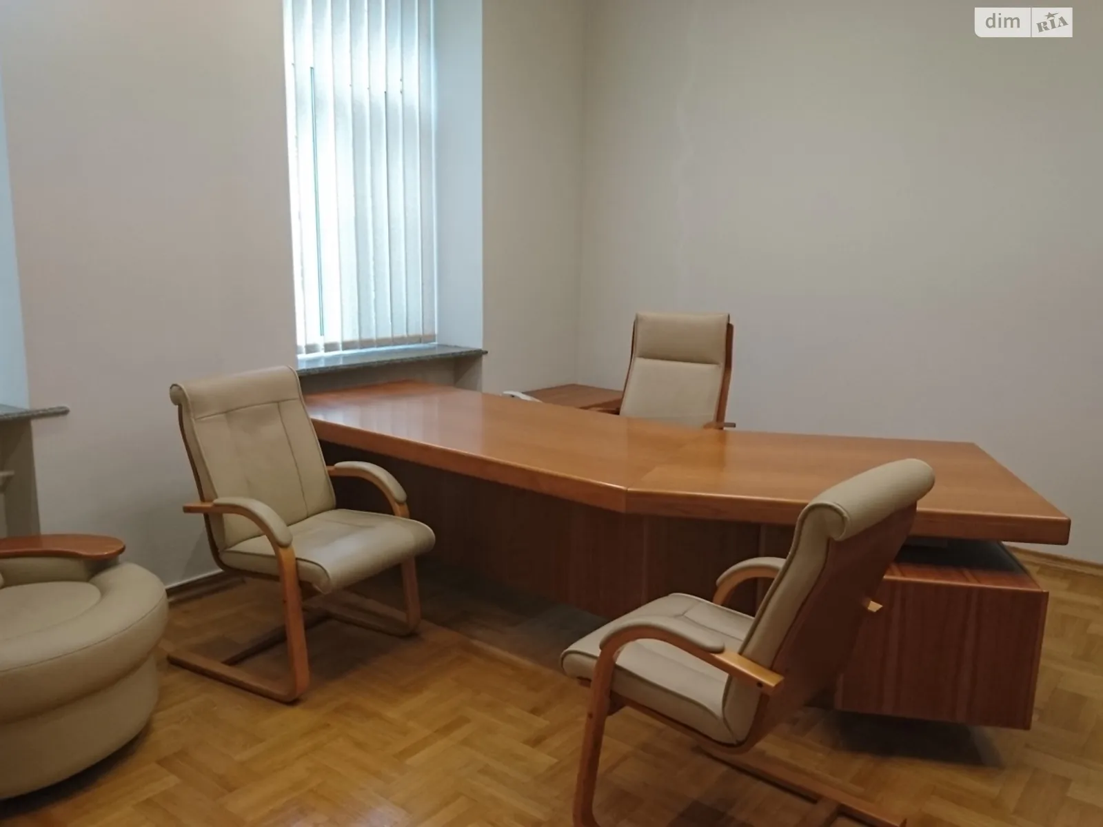 Сдается в аренду офис 220 кв. м в бизнес-центре, цена: 2500 $ - фото 1