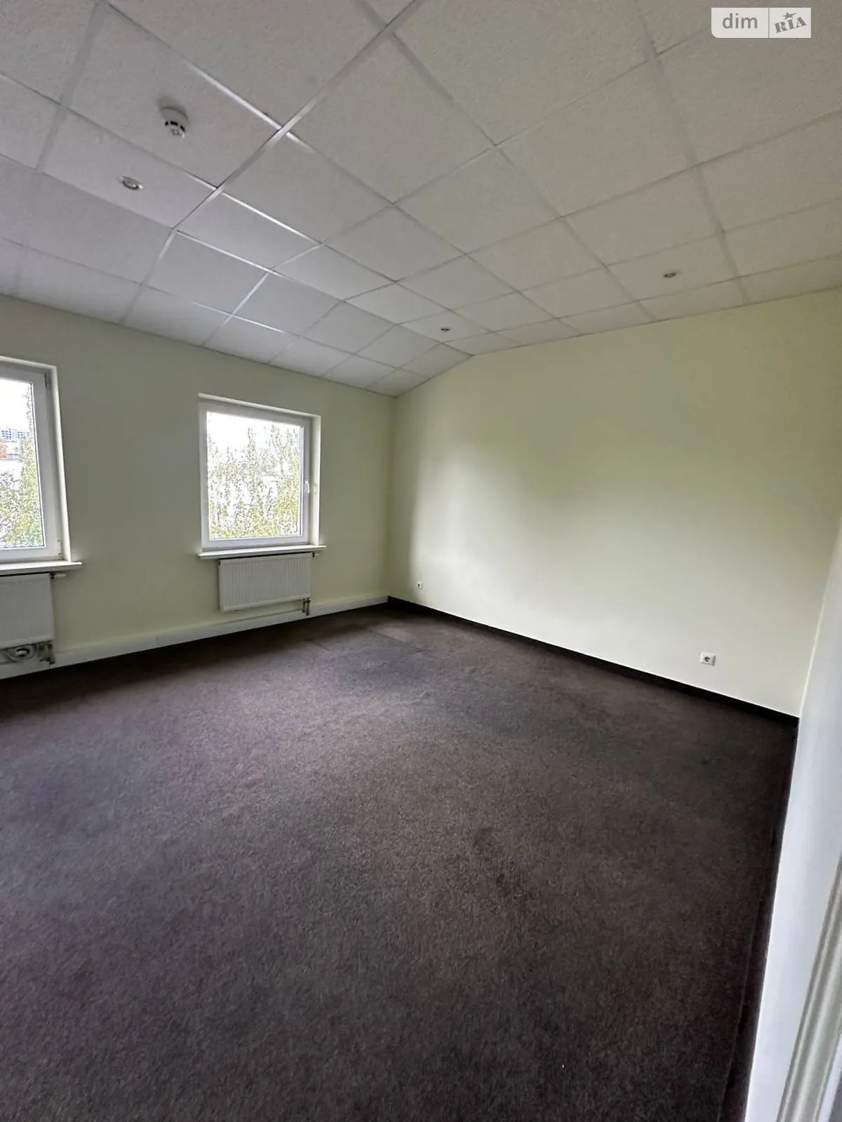 Сдается в аренду офис 25 кв. м в бизнес-центре, цена: 250 $ - фото 1