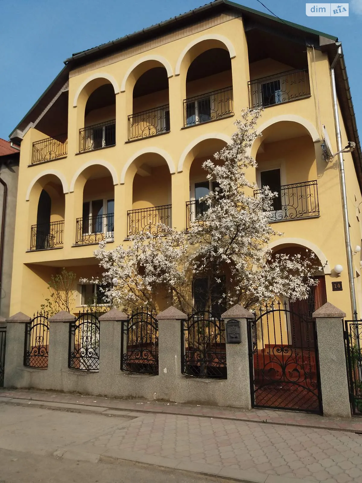 Продается дом на 3 этажа 480 кв. м с балконом, цена: 300000 $ - фото 1