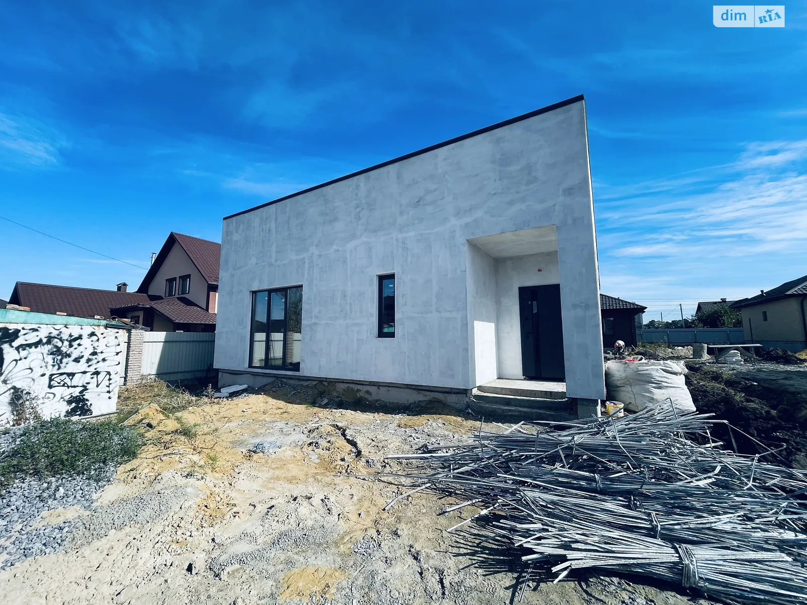 Продается одноэтажный дом 105 кв. м с гаражом, цена: 100000 $ - фото 1