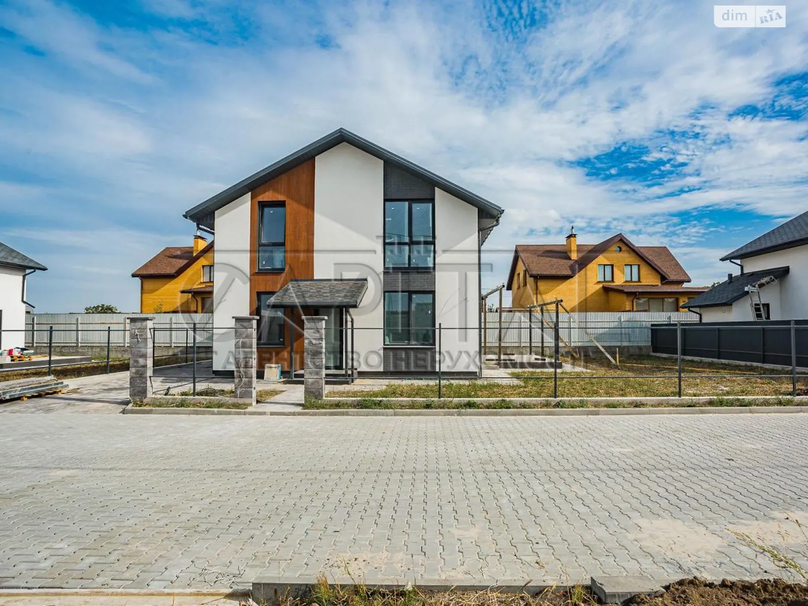 Продается дом на 2 этажа 135 кв. м с садом, цена: 165000 $ - фото 1