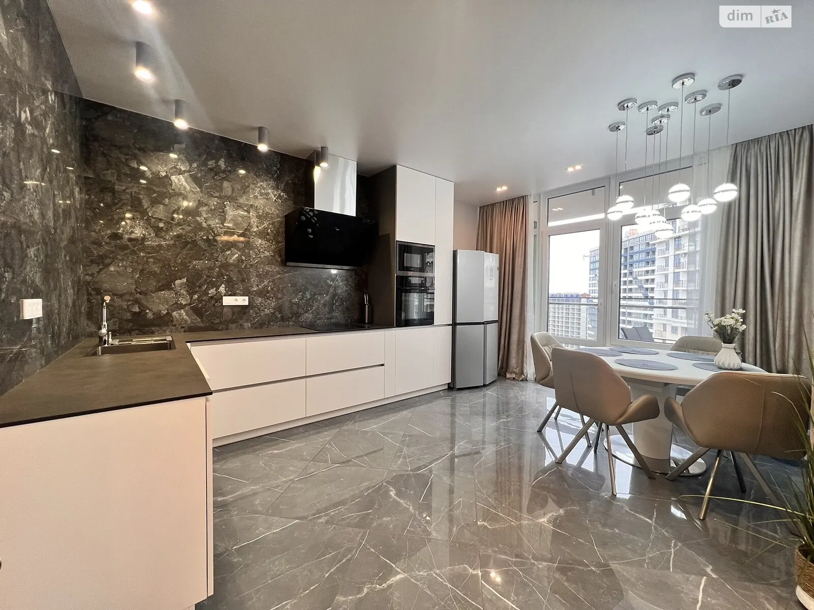 Продається 2-кімнатна квартира 121 кв. м у Одесі, вул. Генуезька, 3В - фото 1
