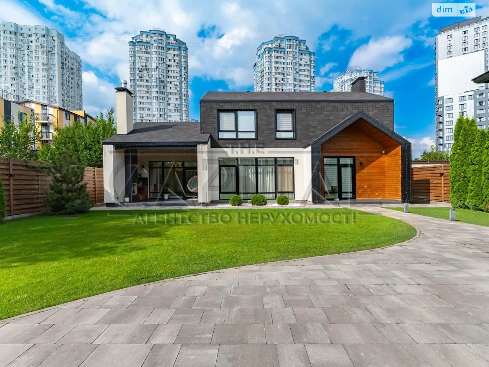 Сдается в аренду дом на 2 этажа 170 кв. м с садом, цена: 3500 $ - фото 1
