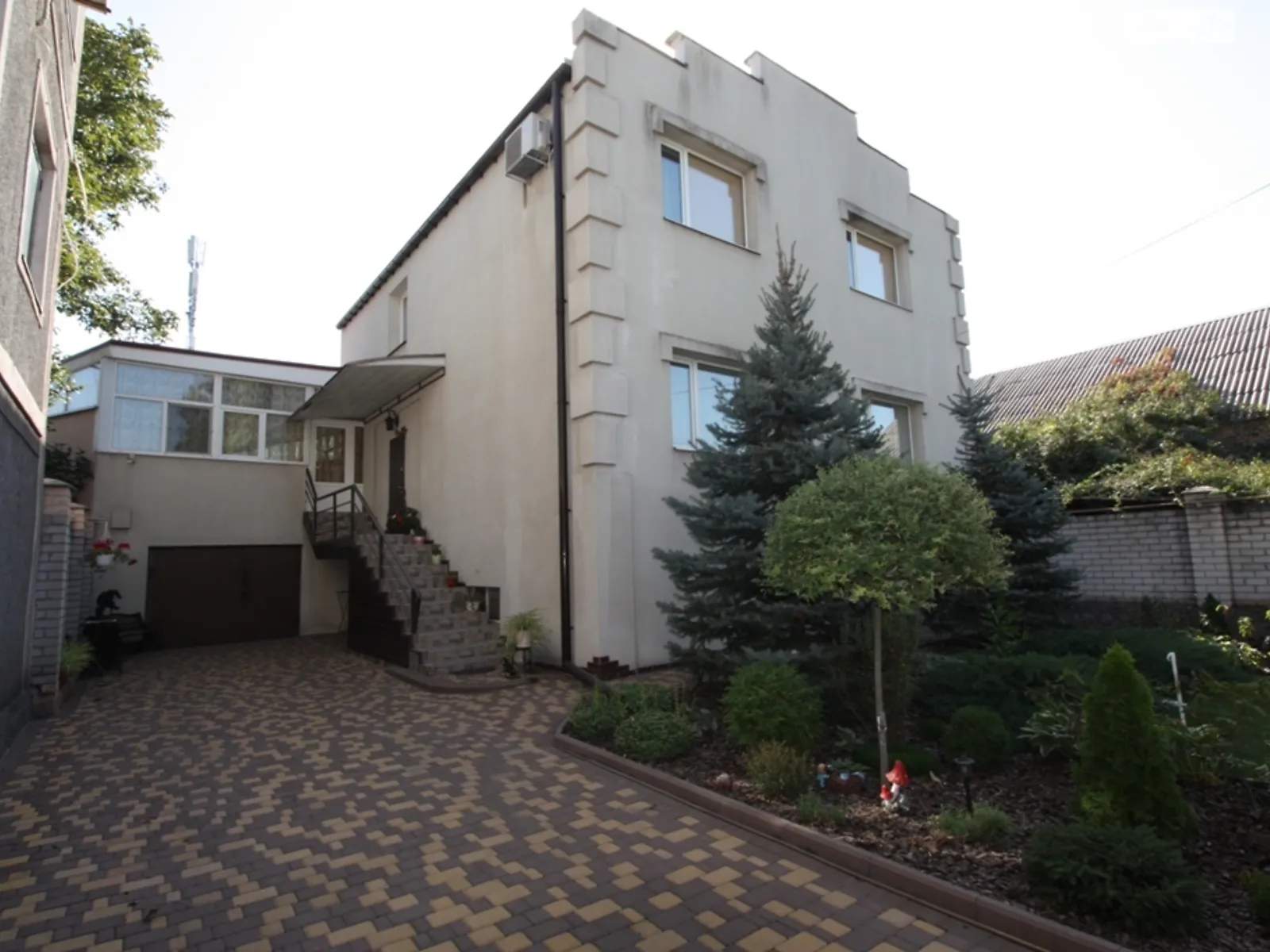 Продается дом на 3 этажа 250 кв. м с террасой, цена: 119999 $ - фото 1