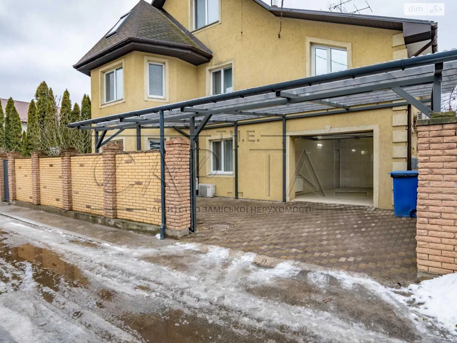 Сдается в аренду дом на 3 этажа 300 кв. м с садом, цена: 1800 $ - фото 1