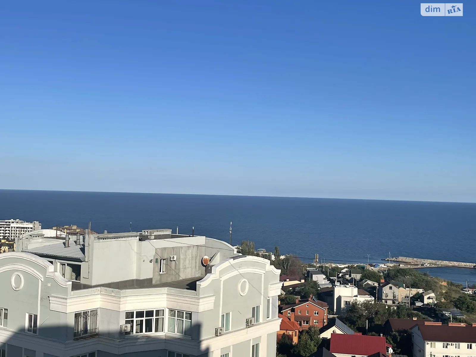 Продается 1-комнатная квартира 67.6 кв. м в Черноморске, ул. Радостная - фото 1