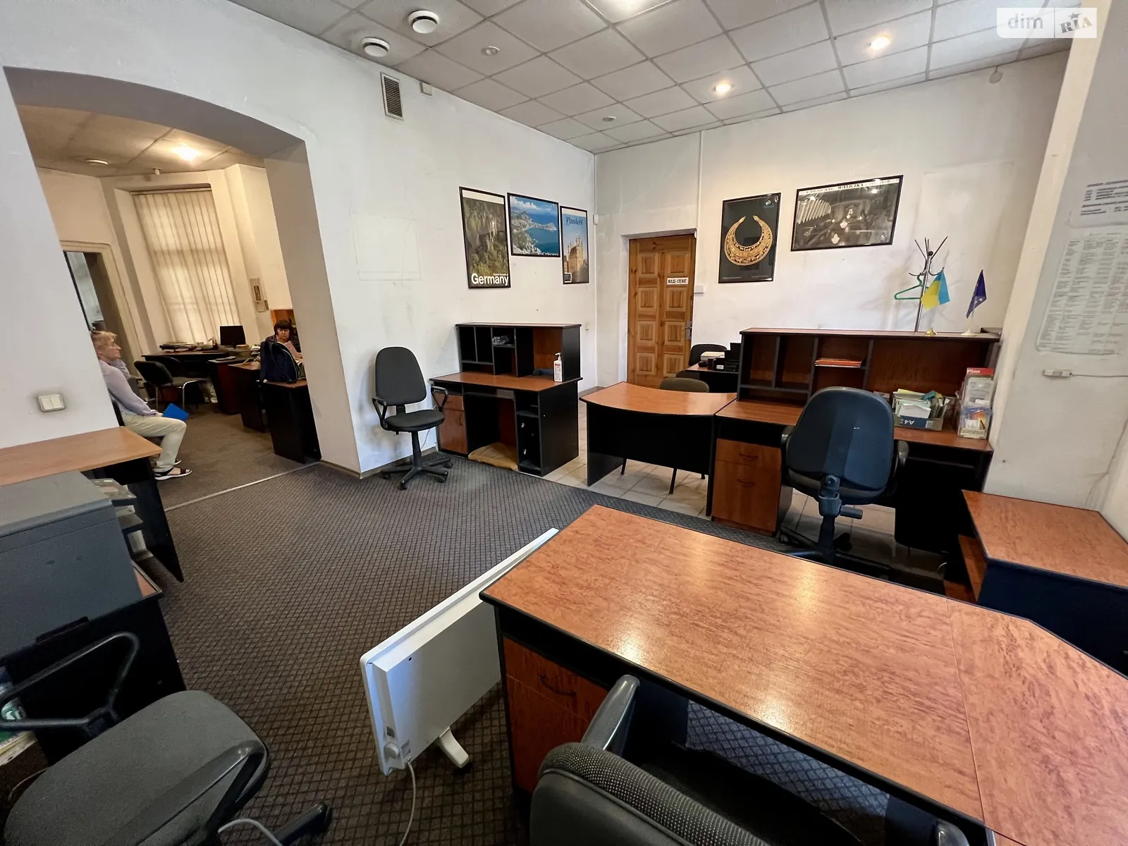 Сдается в аренду офис 62 кв. м в бизнес-центре, цена: 450 $ - фото 1