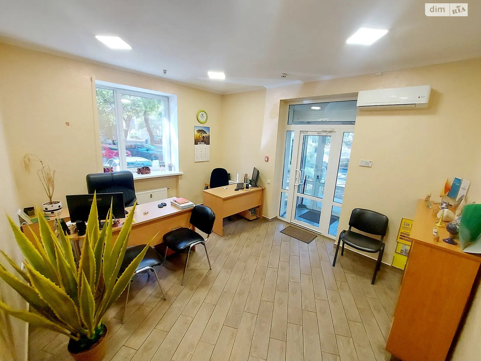Сдается в аренду офис 37 кв. м в бизнес-центре, цена: 300 $ - фото 1