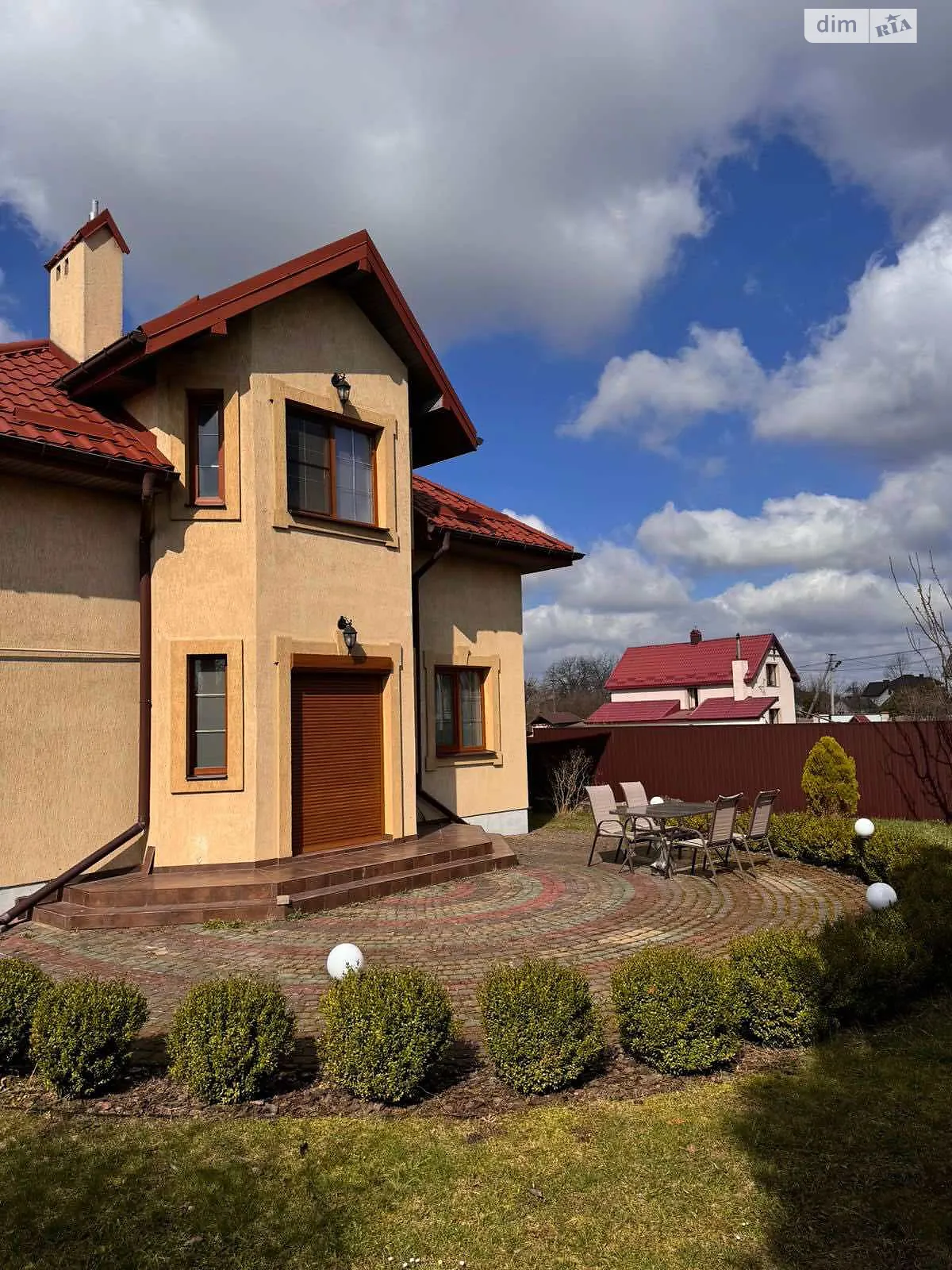 Продается дом на 2 этажа 215 кв. м с садом, цена: 185000 $ - фото 1