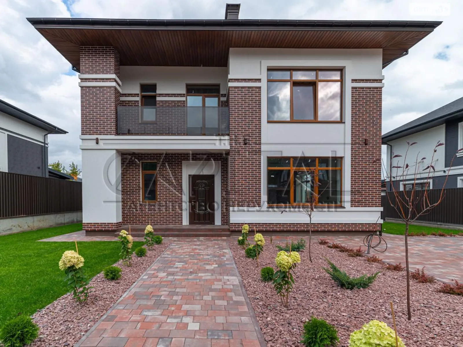 Продается дом на 2 этажа 205 кв. м с камином, цена: 280000 $ - фото 1
