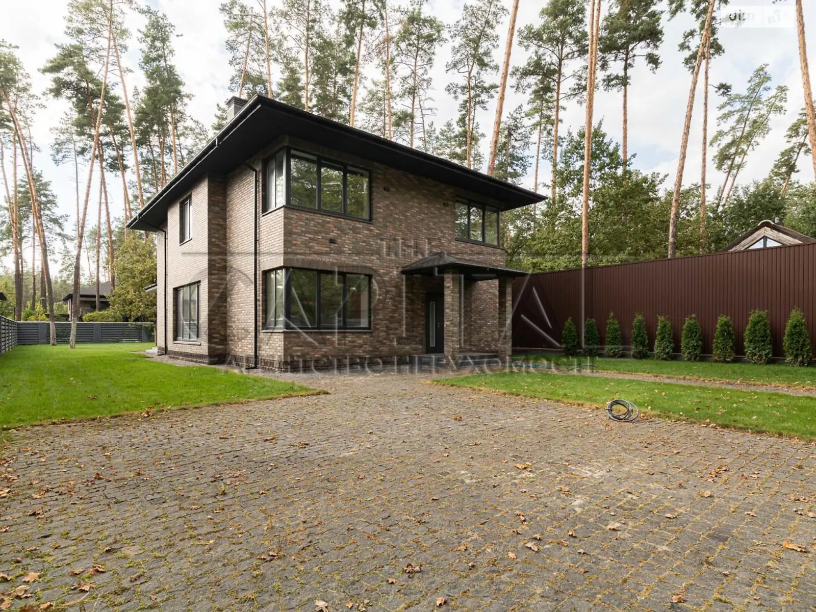 Продается дом на 2 этажа 250 кв. м с беседкой, цена: 470000 $ - фото 1