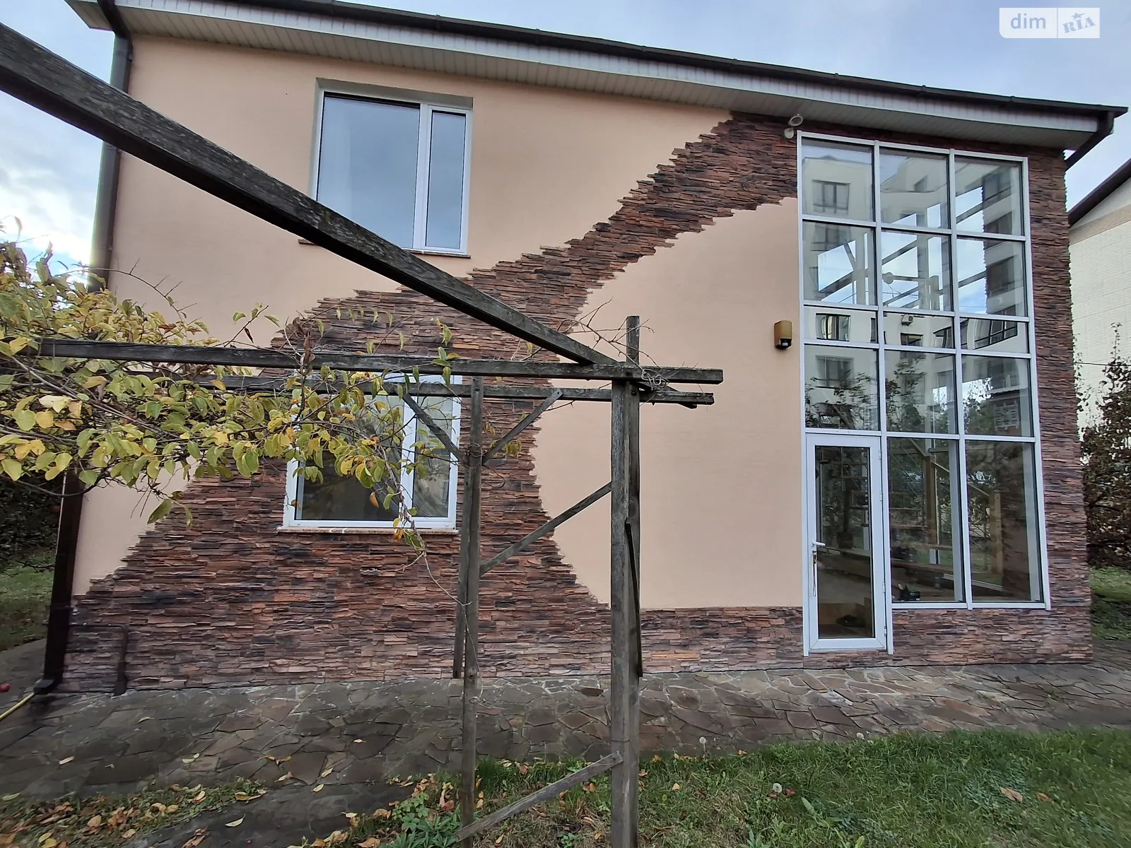 Сдается в аренду дом на 2 этажа 200 кв. м с гаражом, цена: 1200 $ - фото 1