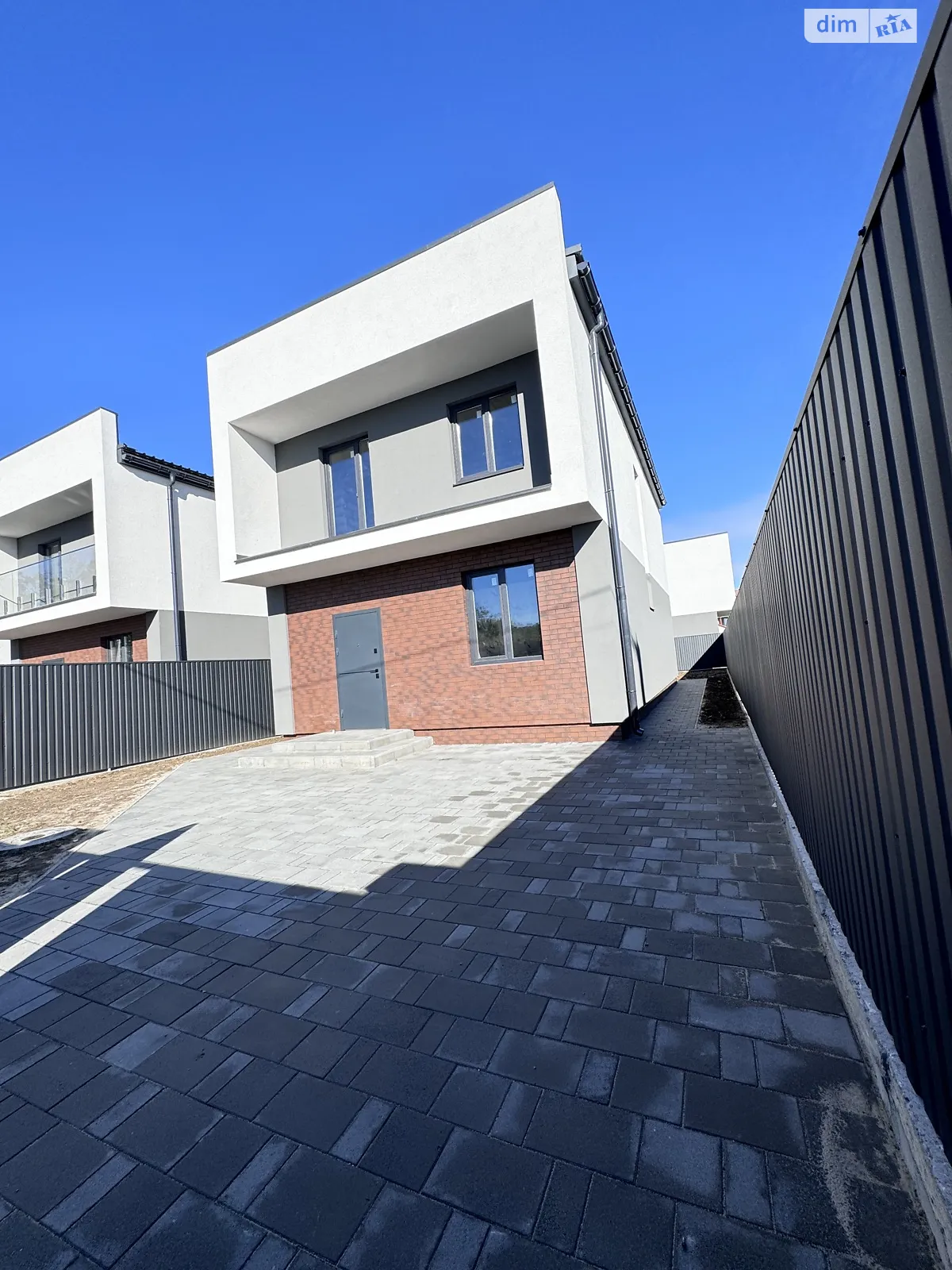 Продается дом на 2 этажа 130 кв. м с бассейном, цена: 120000 $ - фото 1
