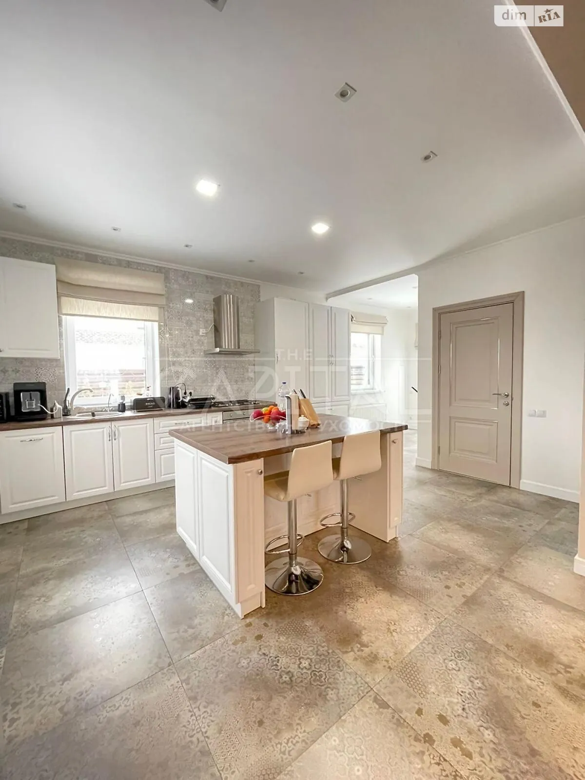 Продается дом на 2 этажа 198 кв. м с беседкой, цена: 370000 $ - фото 1