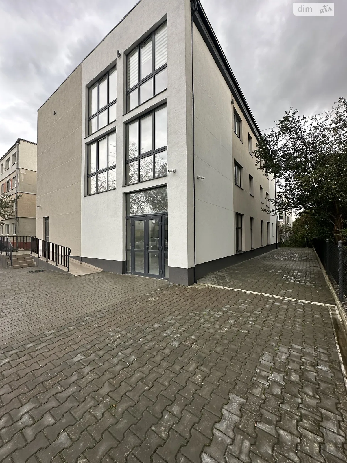 Продается дом на 3 этажа 800 кв. м с балконом, цена: 1800000 $ - фото 1