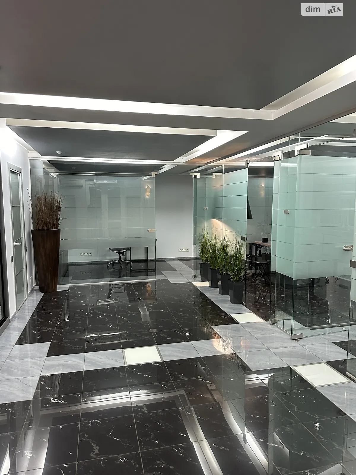 Здається в оренду офіс 90 кв. м в бізнес-центрі, цена: 1500 $ - фото 1