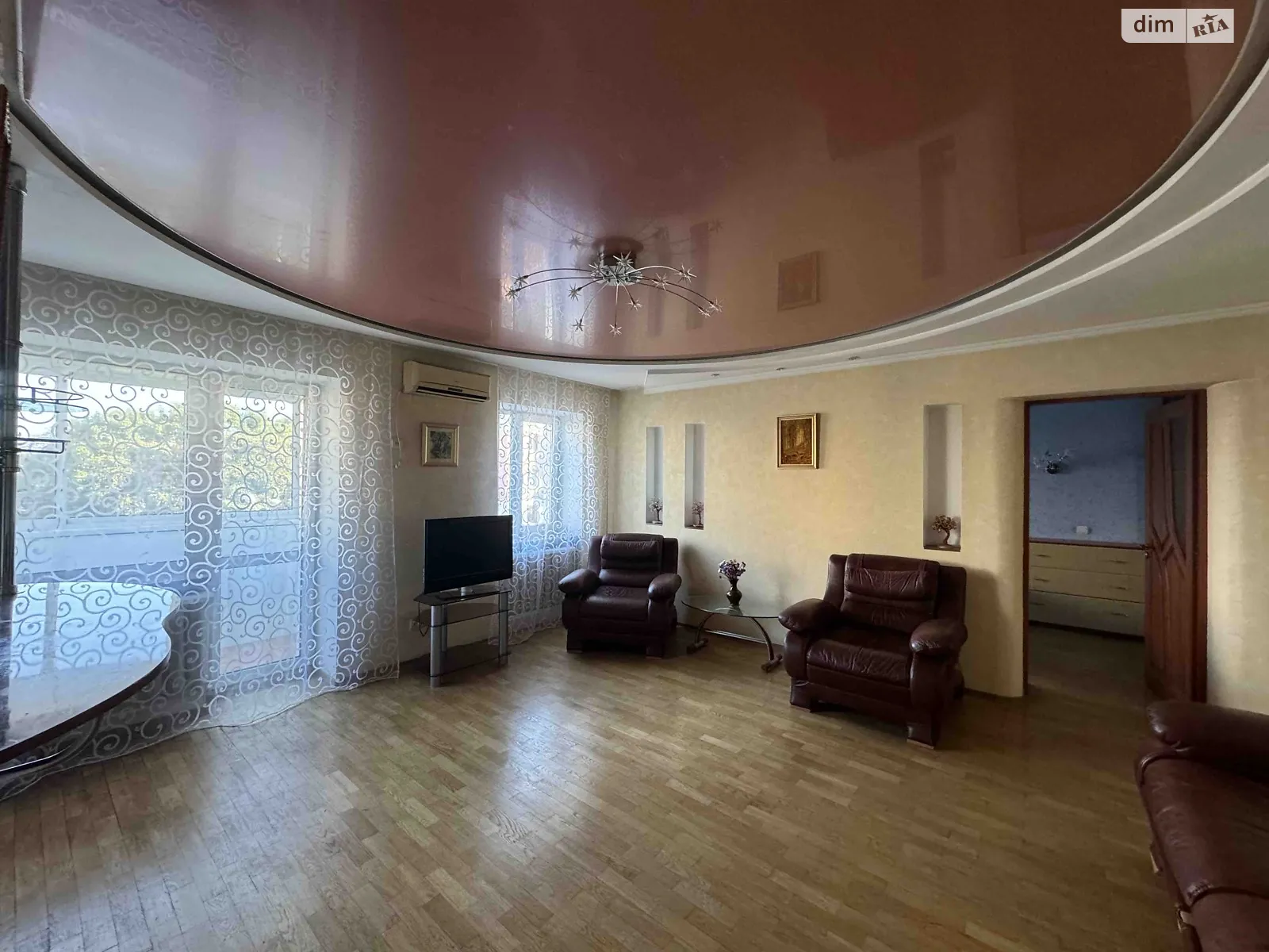 Продается 2-комнатная квартира 65 кв. м в Ровно, ул. Парковая, 2 - фото 1