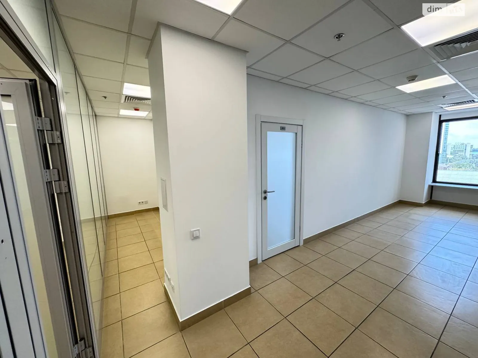 Сдается в аренду офис 47.3 кв. м в бизнес-центре, цена: 28380 грн - фото 1