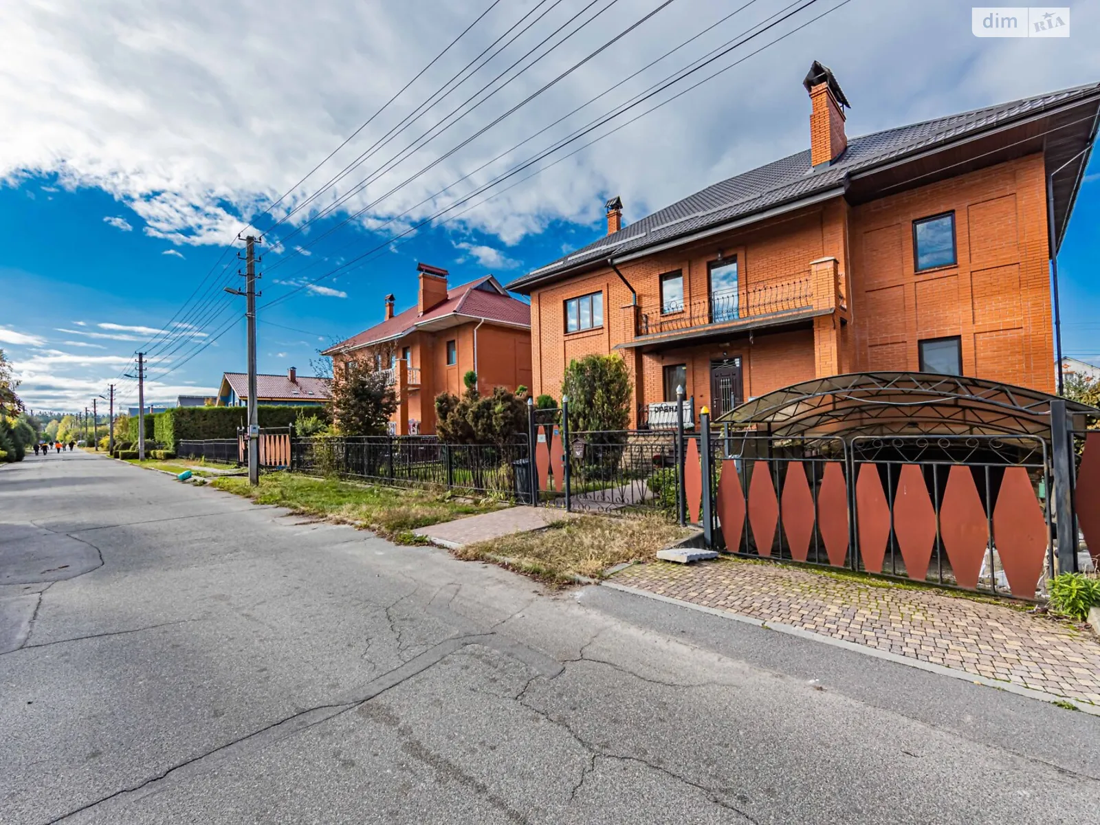 Продается дом на 2 этажа 350 кв. м с камином, цена: 355000 $ - фото 1