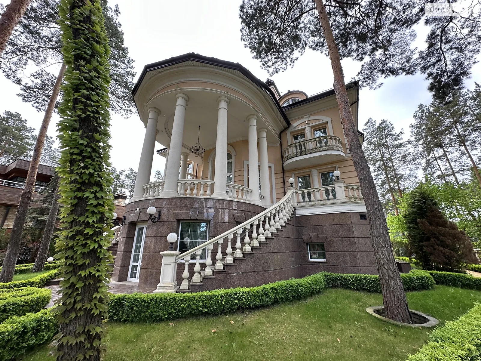 Продается дом на 3 этажа 970 кв. м с подвалом, цена: 2000000 $ - фото 1
