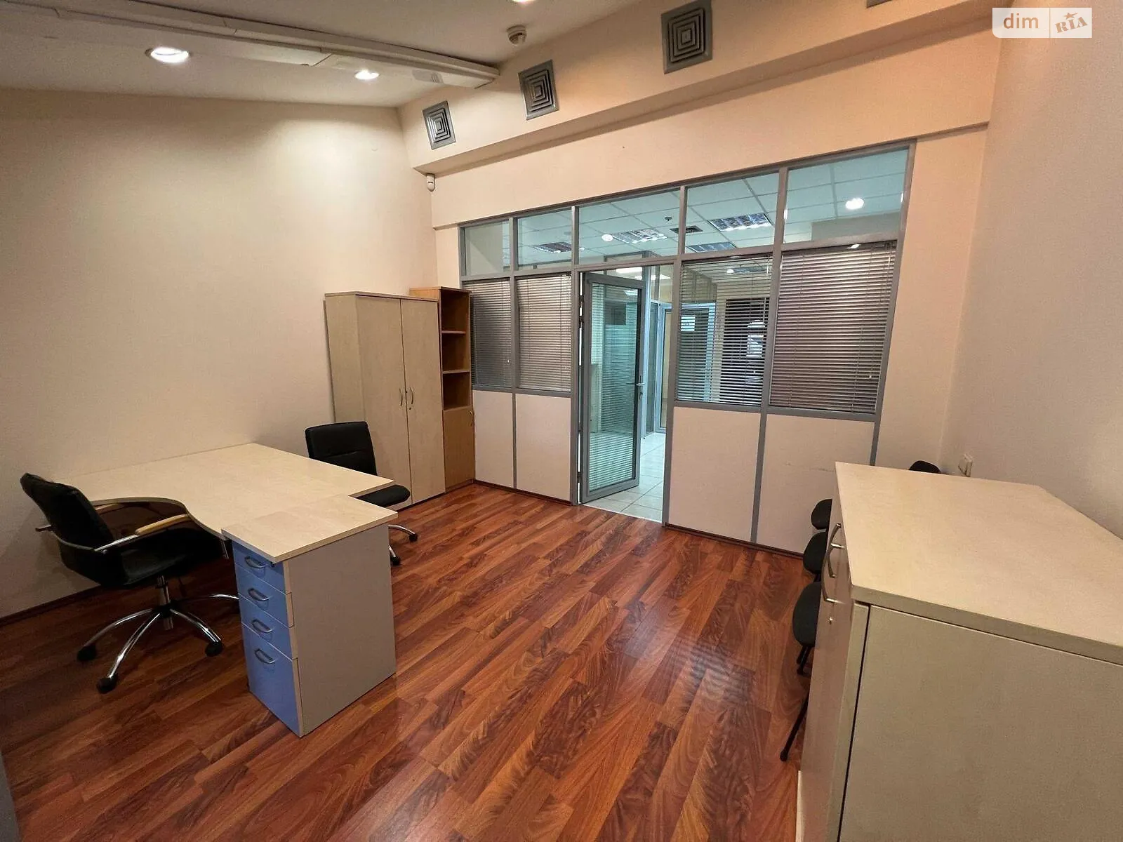 Сдается в аренду офис 151 кв. м в бизнес-центре, цена: 2265 $ - фото 1
