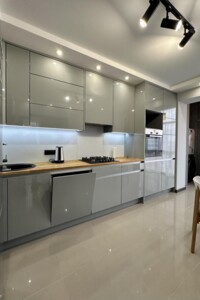 Продаж квартири, Івано-Франківськ, р‑н. Центр, Шкільна вулиця, буд. 5