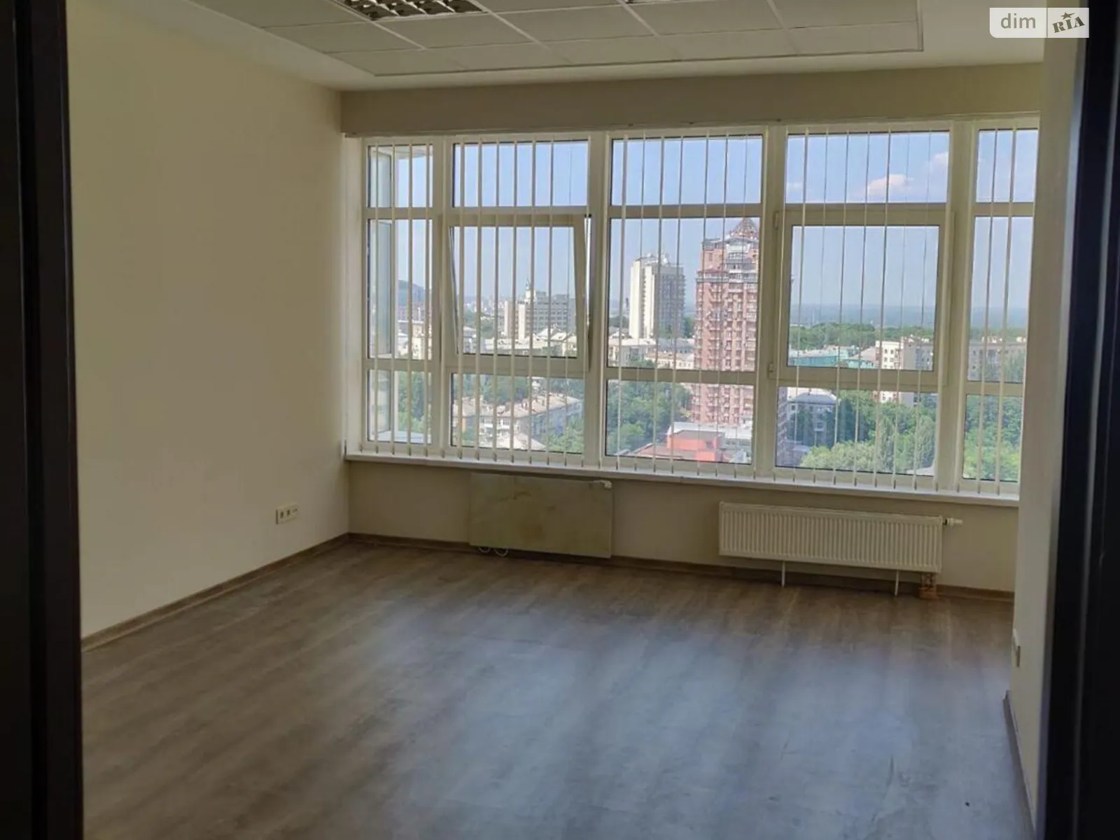 Сдается в аренду офис 154 кв. м в бизнес-центре, цена: 1800 $ - фото 1