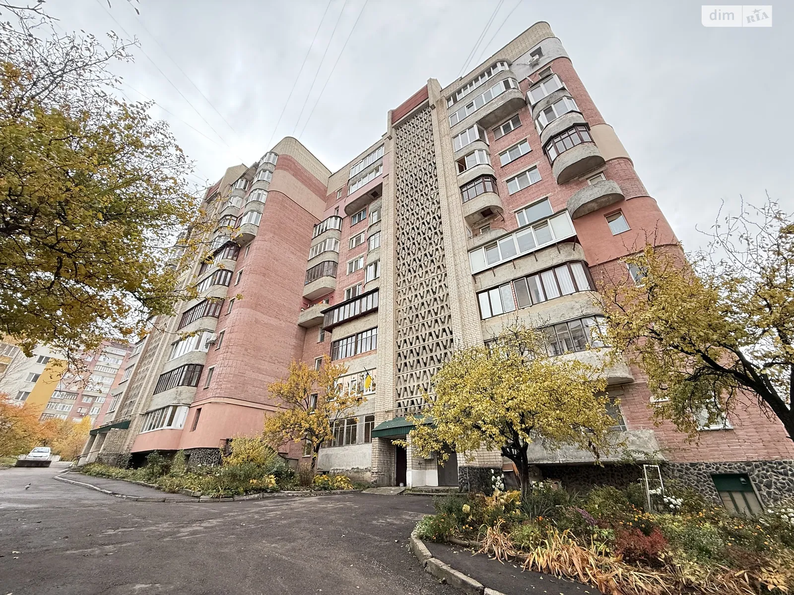 Продается 3-комнатная квартира 64.3 кв. м в Ровно, ул. Коновальца Евгения, 24 - фото 1