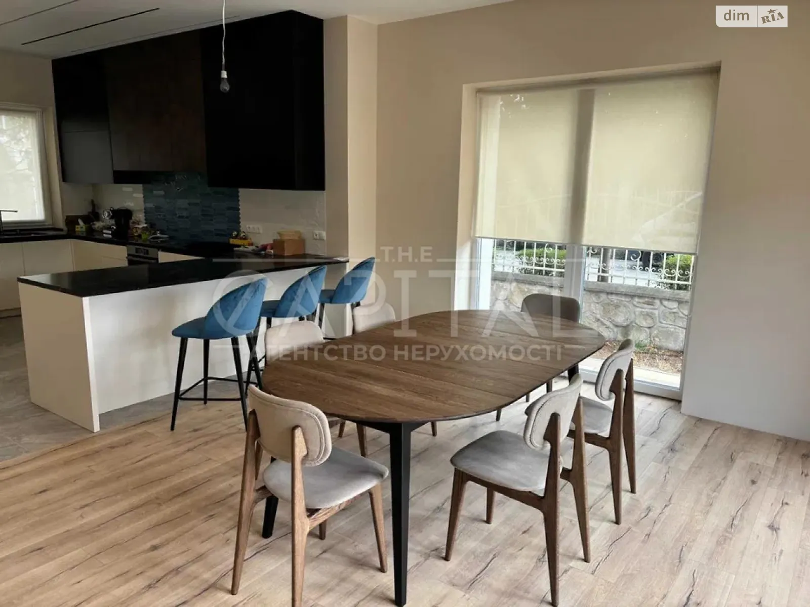 Сдается в аренду дом на 2 этажа 229 кв. м с участком, цена: 3400 € - фото 1
