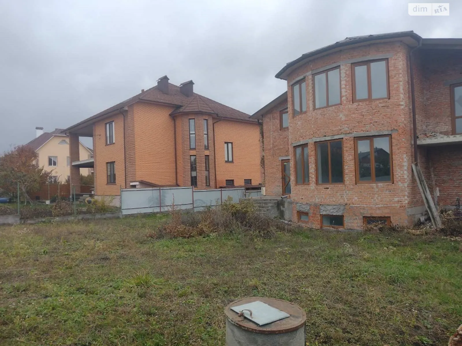 Продается дом на 2 этажа 280 кв. м с участком, цена: 155000 $ - фото 1