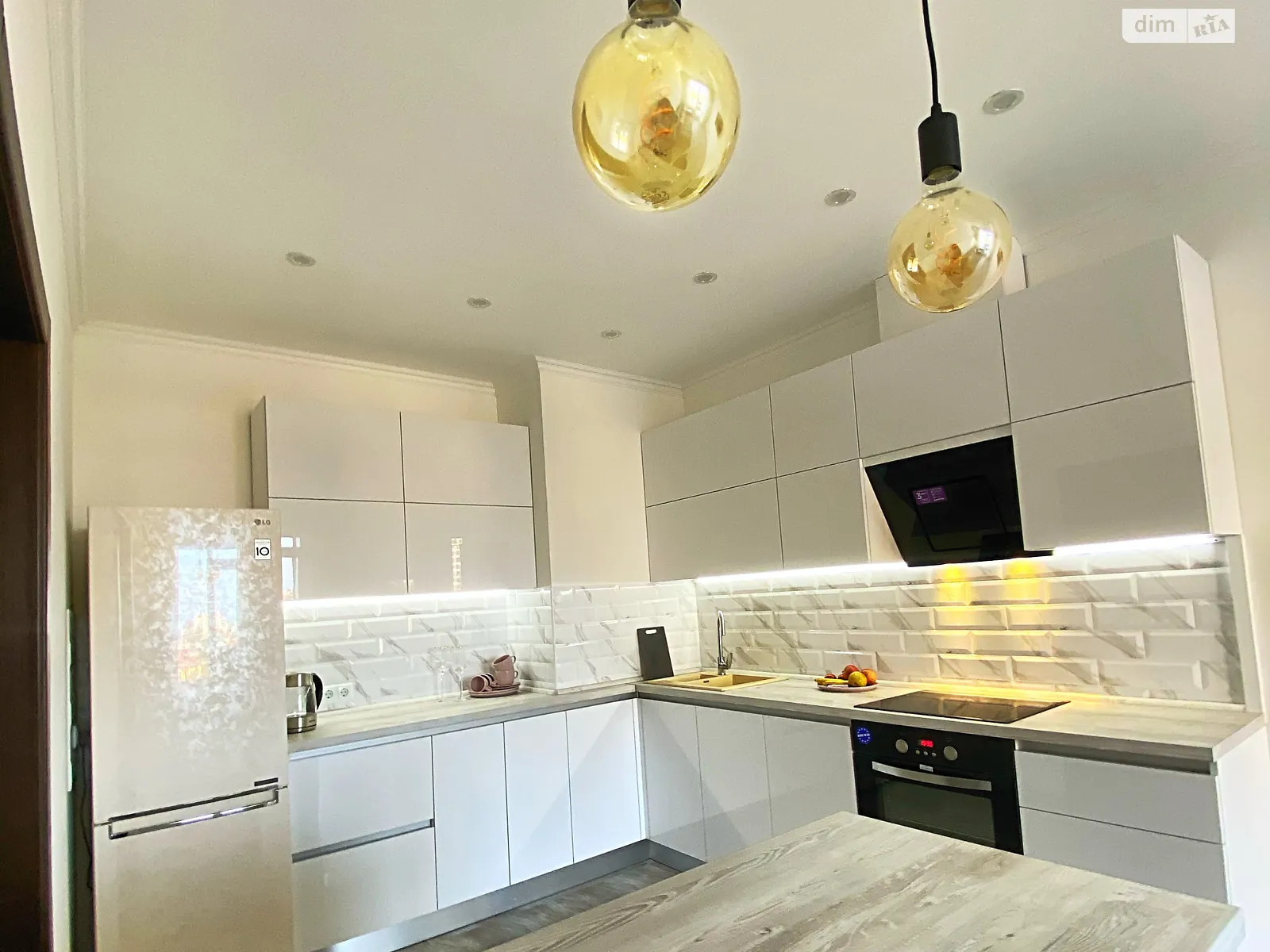 Сдается в аренду 1-комнатная квартира 47 кв. м в Одессе, ул. Литературная, 8 - фото 1