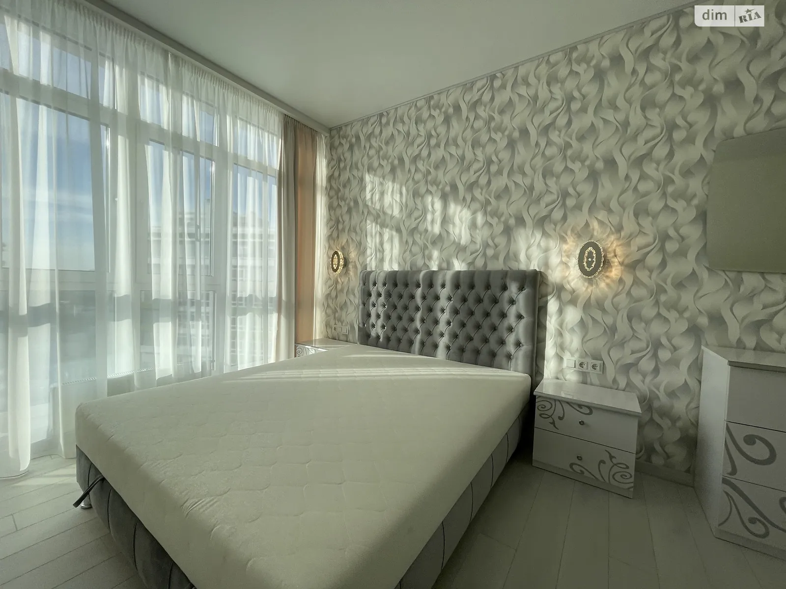 Продається 2-кімнатна квартира 73 кв. м у Одесі, просп. Гагаріна - фото 1