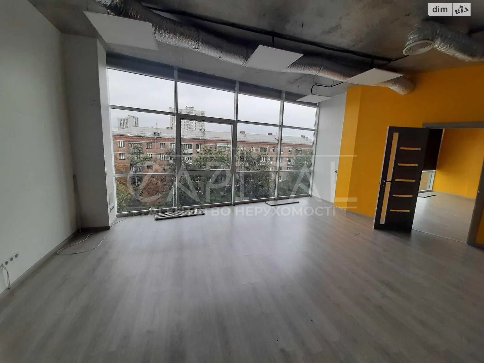 Сдается в аренду офис 130 кв. м в бизнес-центре, цена: 800 $ - фото 1