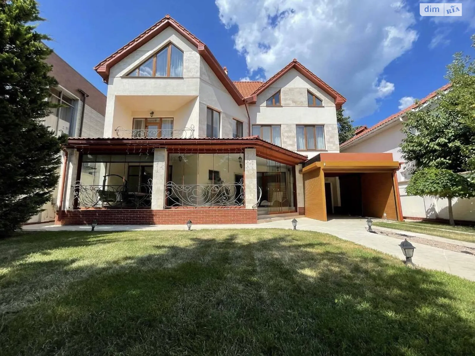 Сдается в аренду дом на 2 этажа 300 кв. м с бассейном, цена: 1700 $ - фото 1