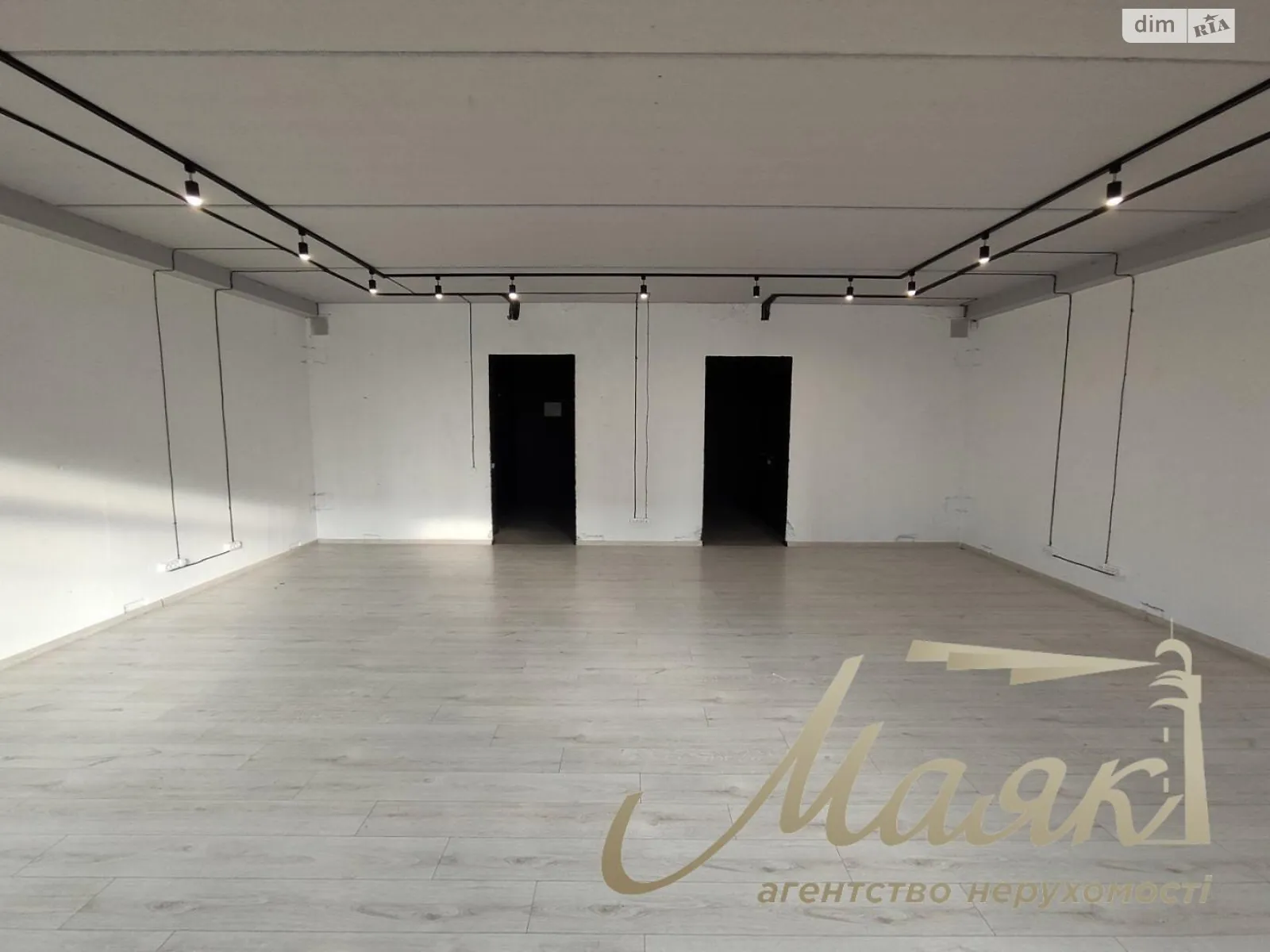 Сдается в аренду офис 80 кв. м в бизнес-центре, цена: 600 $ - фото 1