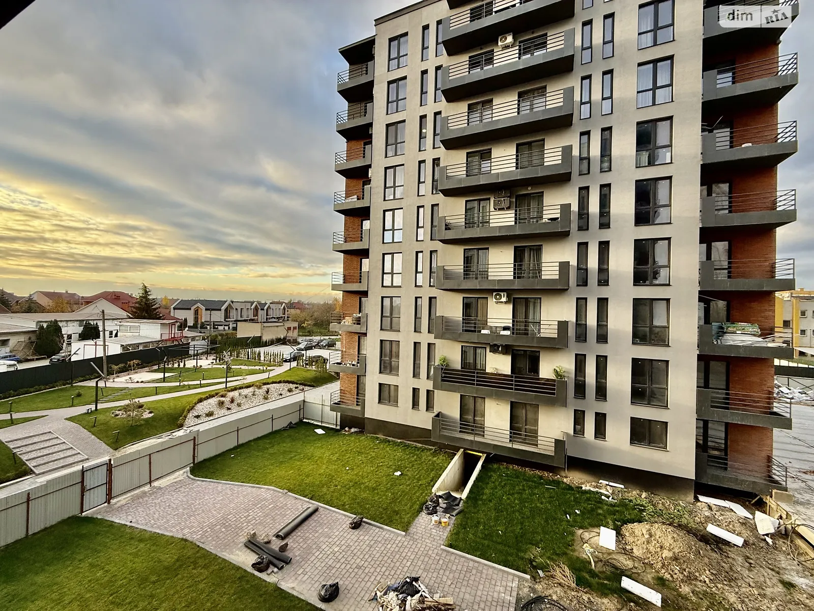 Продается 1-комнатная квартира 37 кв. м в Ужгороде, ул. Легоцкого, 64А - фото 1