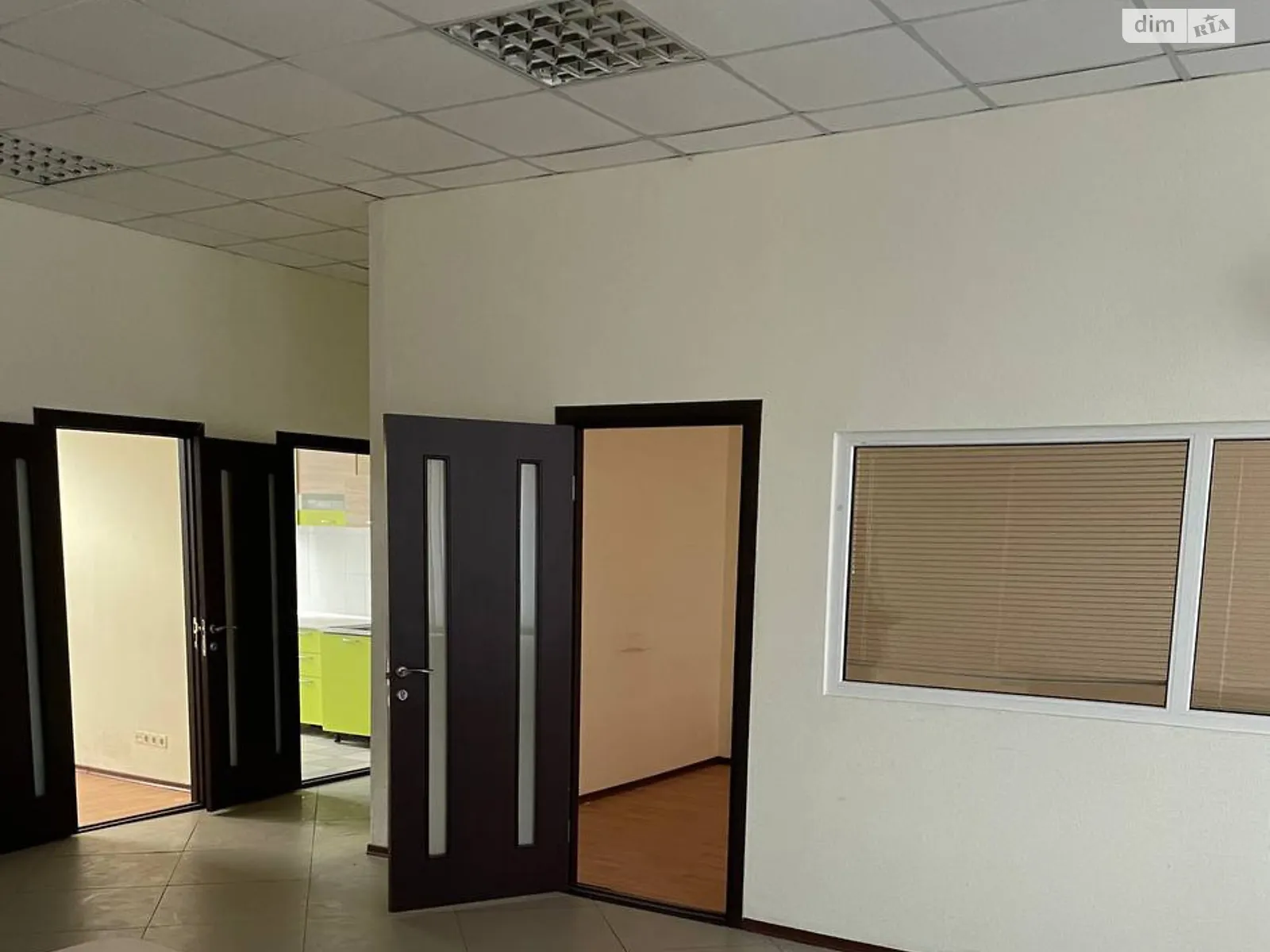 Сдается в аренду офис 200 кв. м в бизнес-центре, цена: 1050 $ - фото 1