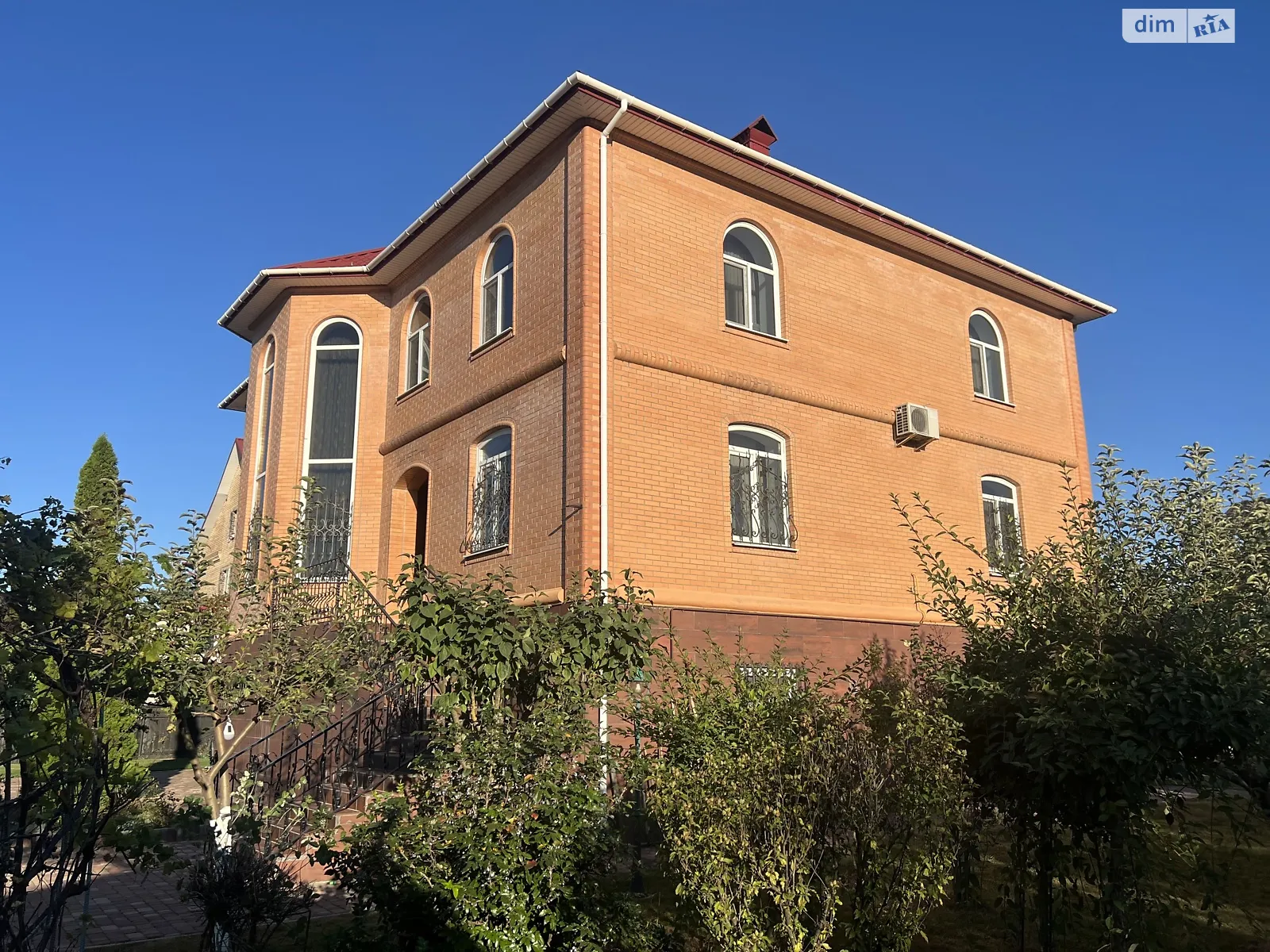 Продается дом на 3 этажа 550 кв. м с подвалом, цена: 750000 $ - фото 1