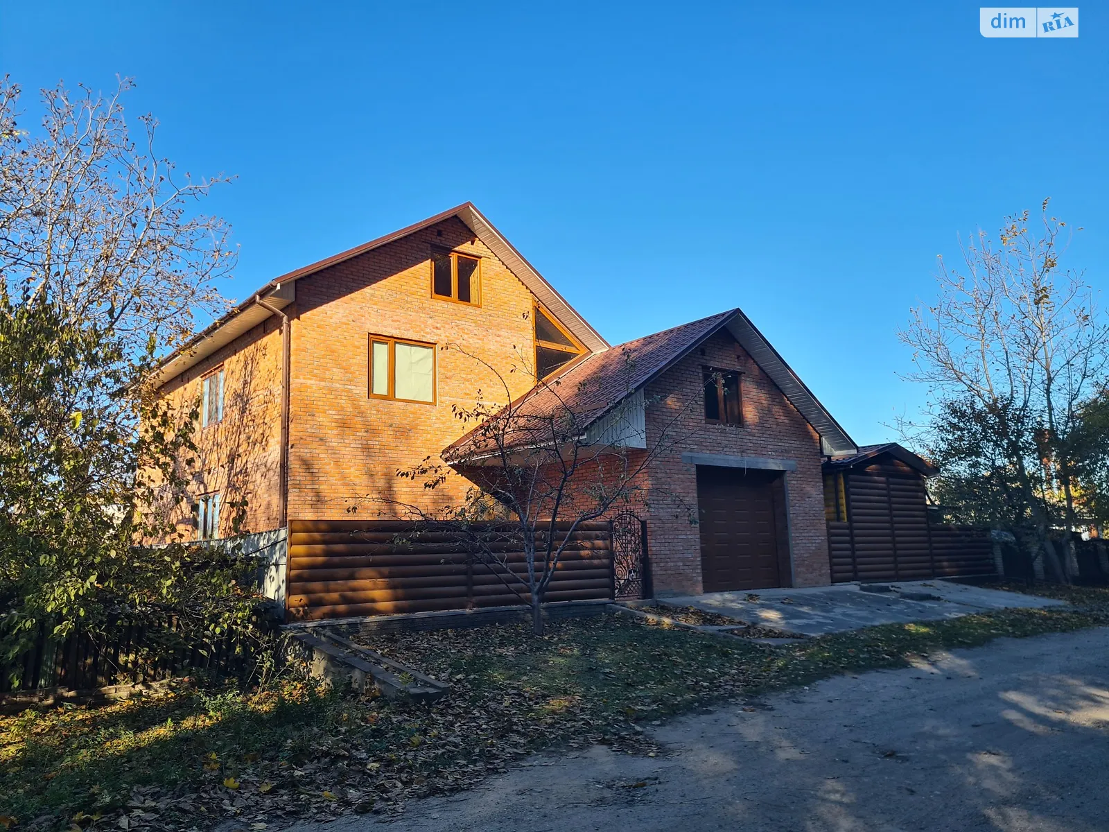 Продается дом на 2 этажа 300 кв. м с садом, цена: 120000 $ - фото 1