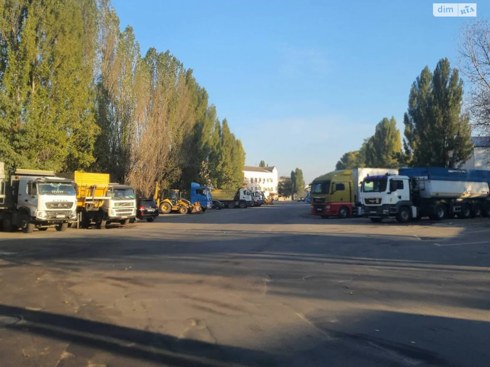Сдается в аренду место на стоянке под грузовик / автобус на 720 кв. м, цена: 2400 грн - фото 1